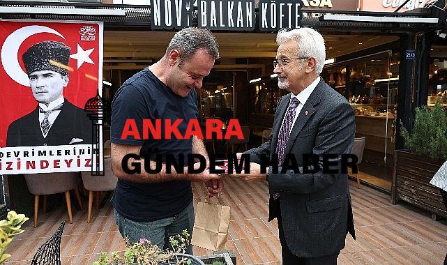 Nilüfer Belediye Başkanlardan esnafa Atatürk posteri ve Türk bayrağı