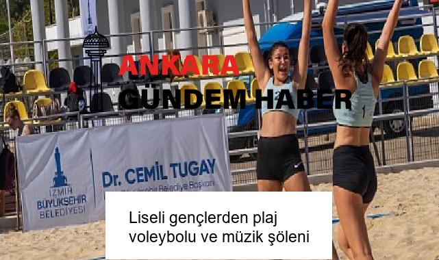 Liseli gençlerden plaj voleybolu ve müzik şöleni