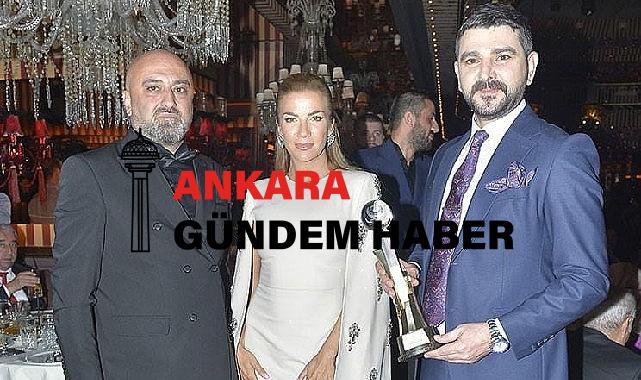 Semih Sarıalioğlu mükafatını ünlülerle kutladı