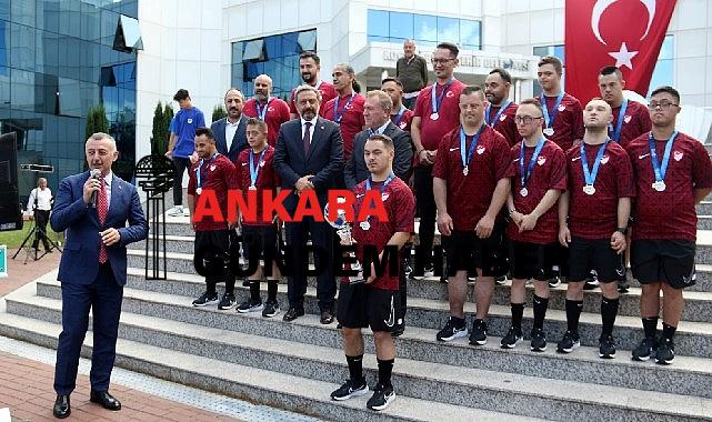 Şampiyonluk kupasını Başkan Büyükakın’a getirdiler