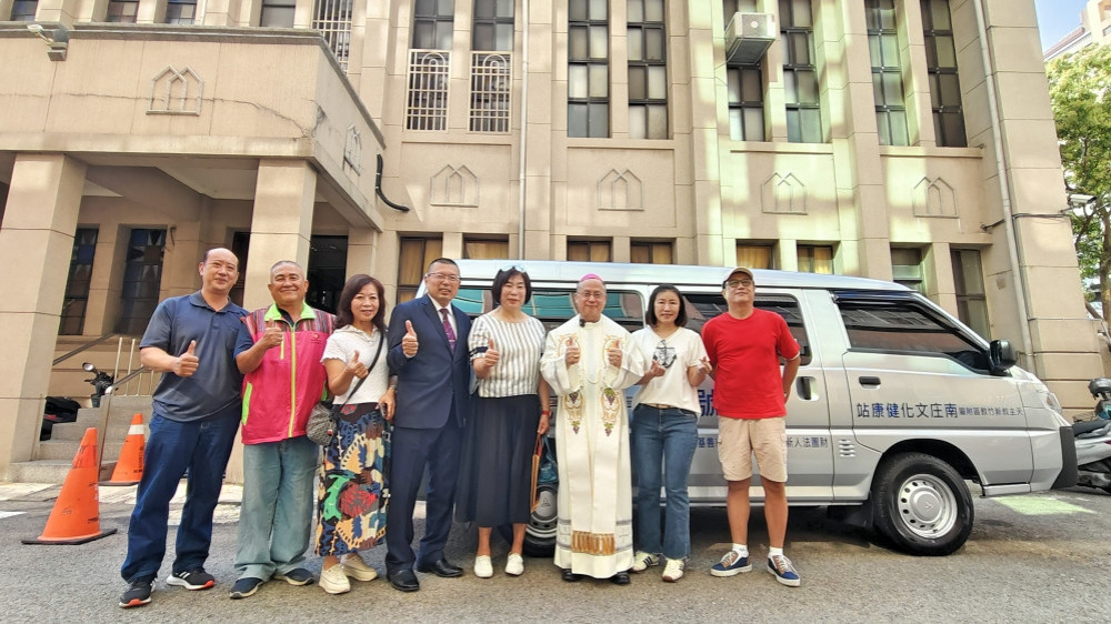 陳燦榮公益慈善基金會慨捐車輛　李克勉主教祝聖祈福守護長者交通安全