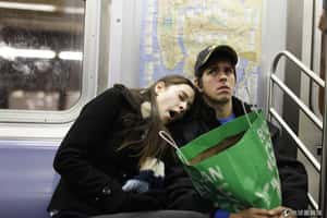 凡事問臉書、消費謹慎不愛刷卡   Facebook發現「新版」青年世代