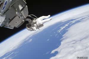 研發停滯不前，15 年壽命的太空衣 NASA 用了 40 年