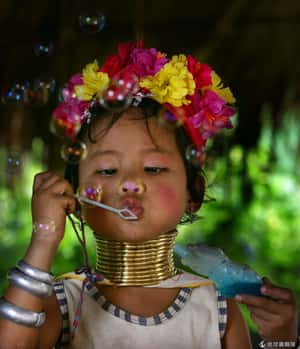 像神龍一樣吉祥  泰國長頸族戴上銅圈尋求保佑