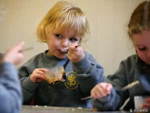 減輕爸媽負擔 英小學生將享免費午餐