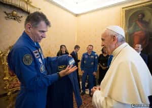 教宗限定！專屬太空衣加披肩