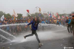 禁止罵總統、宣傳魔力和婚前性行為......印尼萬人上街反《印尼刑法修正草案》