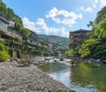 烏來一日遊這樣玩！搭台車、看瀑布、吃馬告山豬肉，新北烏來山林美食一條街打卡帶回泰雅編織包