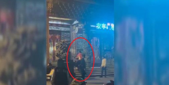 【有片】誇張！騎機車上宮廟階梯 山道猴子慘了