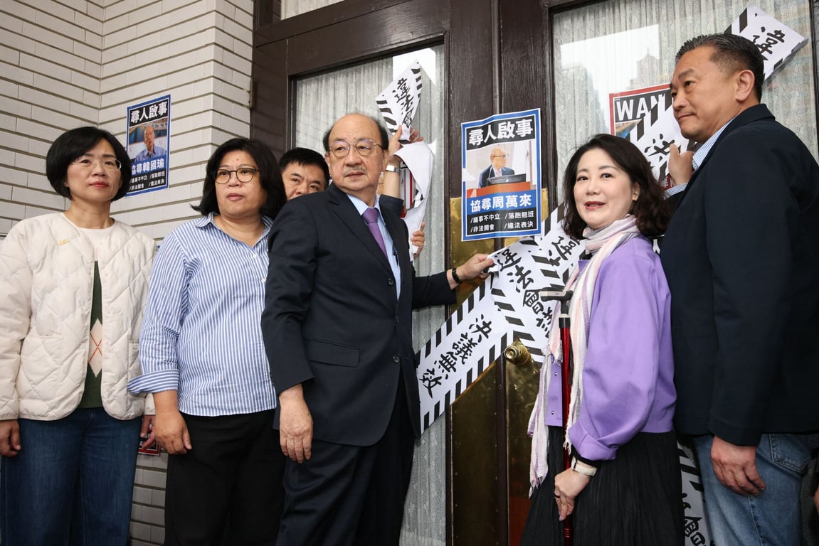 反制藍營推2公投！綠營清晨進入議場貼滿封條標語　訴求上次會議表決無效