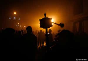 萬盞油燈紀念大師  西藏燃燈節空氣中滿是酥油香