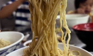 麵條彈、餛飩香、大骨湯頭，這碗麵天天排隊｜高雄苓雅｜汕頭陽春麵