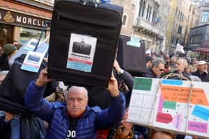 訪客成災煞風景 過度旅遊淪世界新公害