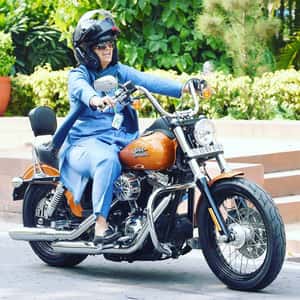 罕見！印度女議員騎哈雷上班