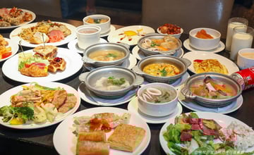 【台南吃到飽推薦】超澎湃~早餐就把台南味通通吃滿!不用排隊，現煮鹹粥、現涮牛肉湯、小卷米粉、浮水魚羹、海鮮羹、香腸熟肉、肉圓直接端上桌 !台南桂田酒店「阿力海百匯餐廳」自助式早餐 - 台南好Food遊