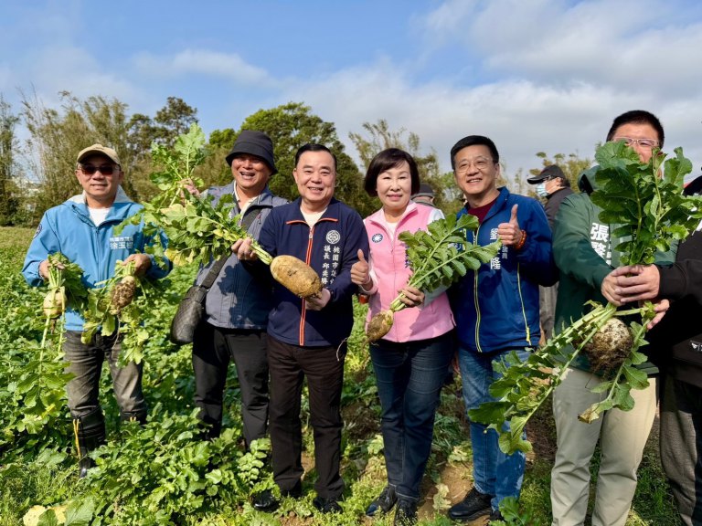 親子拔蘿蔔活動！　邱奕勝議長與孩童同樂體驗農村生活