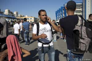 敘利亞難民上歐陸第一件事：買SIM 卡、為手機充電