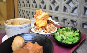 新竹城隍廟美食 | 寧豪翁記滷肉飯 會爆漿的滷肉飯 新竹在地老字號