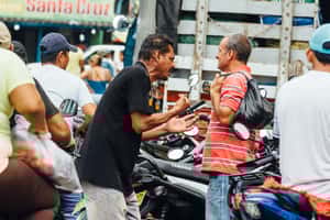 五指併攏朝天的emoji，究竟是什麼意思？