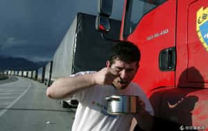 只能在卡車內生活 領著東歐薪水，要在西歐生活的司機