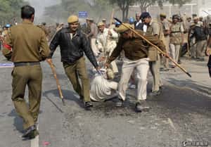 警察抓「偶像」暴血腥衝突  印度民眾瘋拜大師的秘密