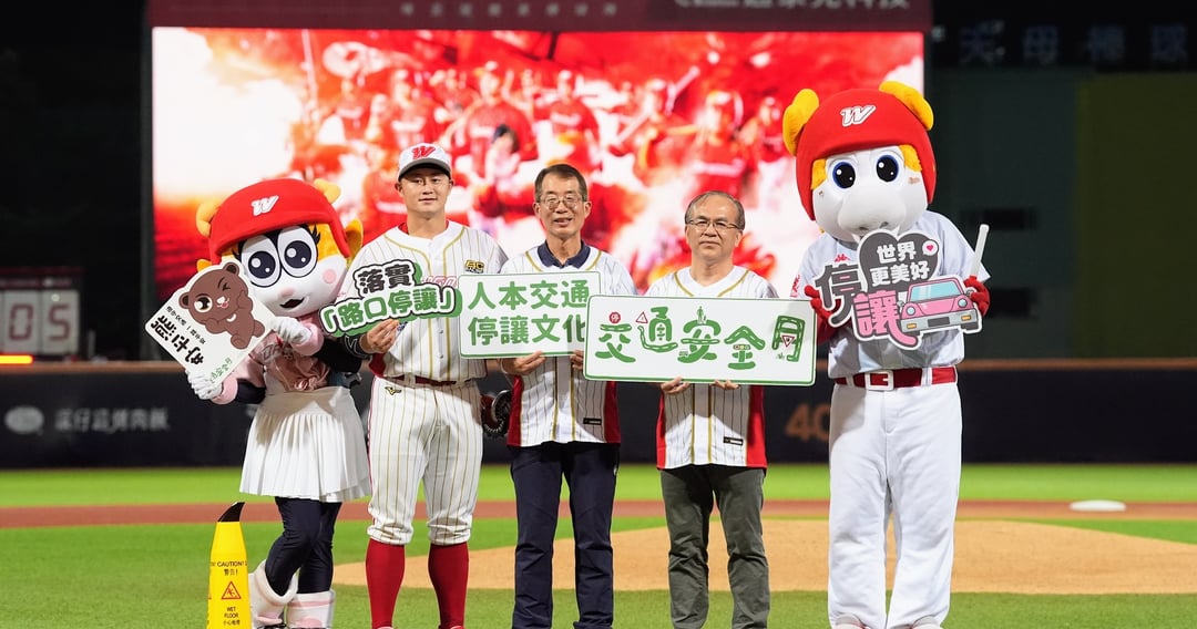 交通部次長與高公局局長聯袂開球
