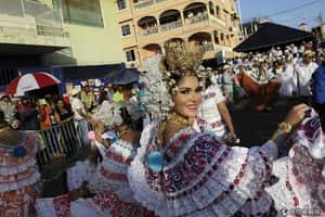 珍珠黃金穿上身  巴拿馬女孩參加千裙遊行