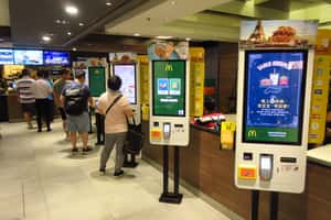 「自助點餐機讓收銀員失業？」麥當勞：人力需求不減反增