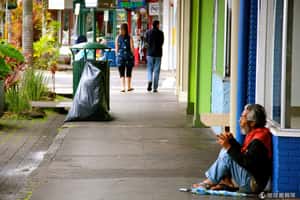 別礙了旅客的眼   夏威夷不准遊民亂躺