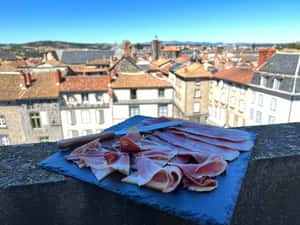 600年歷史的文化遺產沒錢維修怎麼辦？法國教堂想出妙招：賣火腿