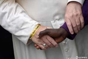 戒指不給親  教宗：因為衛生問題