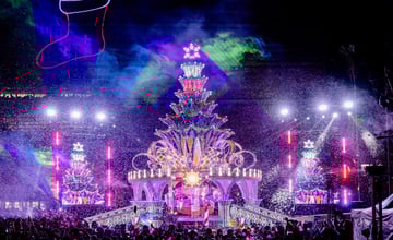 水都風情降臨高雄！夢時代13米紫色聖誕樹美翻天