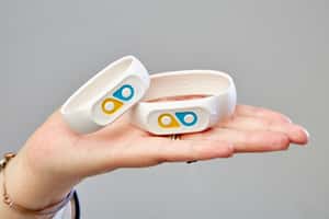 一條讓老闆知道你心情的手環