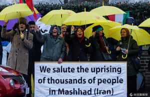 經濟倒退、政府無作為  伊朗各地傳出反政府示威 已有12人死亡