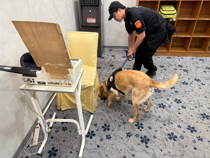 置物櫃也不放過！警犬蒟蒻、CoCo出動維護世壯運安全