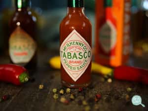 牛排、披薩、義大利麵都要它！想做出經典辣醬TABASCO，得先在釀酒桶放3年！