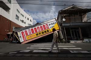 熊本7.1地震重創古城、商場疑瓦斯外洩氣爆　專家：恐為十年前斷層再活動