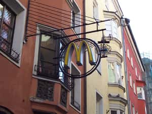 在奧地利，美國公民掉護照可以去麥當勞