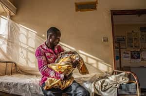 烏干達掀親子鑑定熱潮，98%父親驗出小孩非親生　部落首領：你的孩子，就是你的孩子！