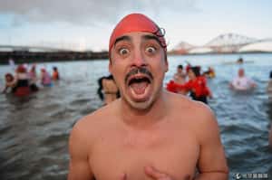 這樣跨年最醒腦  歐美居民低溫下水迎新年