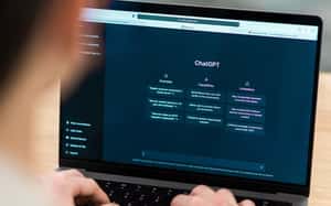 為什麼AI的回答總是喜歡拍馬屁？ChatGPT：你問得很好