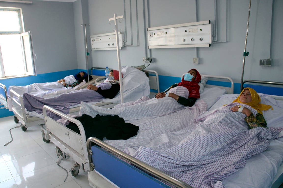 阿富汗國小遭大規模下毒，近80名女童送醫　官方初步調查：有人懷恨在心