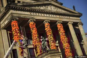 柱上布滿救生衣   艾未未新作帶出難民危機