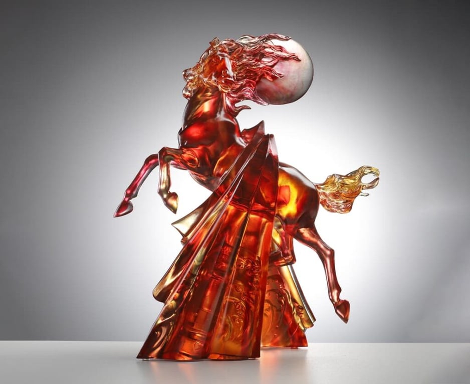 「馭極」生肖馬系列作品《萬丈光芒》，透過琉璃紅琥光彩展現勇敢進取的精神力量。
