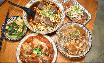 台北牛肉麵推薦 | 東館牛肉麵 牛肉大塊又軟嫩 麵條Q彈帶勁 南京龍江路口站牌牛肉麵