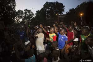 錢全被少數人拿走   布國民眾：「政府該下台！」