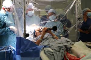 她在腦部手術中吹奏單簧管　清醒手術助帕金森患者重拾音樂人生