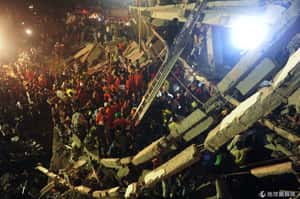 孟加拉危樓工廠倒塌   百人死亡數千人受傷