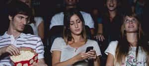 再也不怕被白眼   美影院擬設「手機觀眾席」