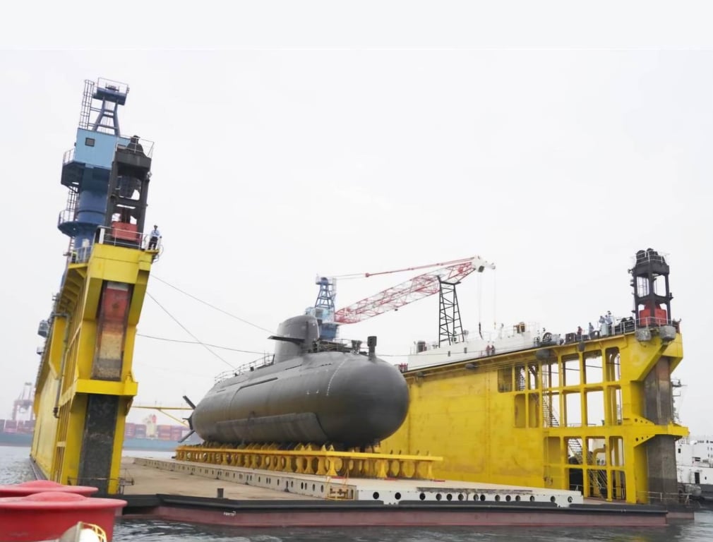 報載：「海鯤軍艦」艇體變形 台船澄清：是「被動測距聲納」維護罩 非艇體變形 請國人放心。